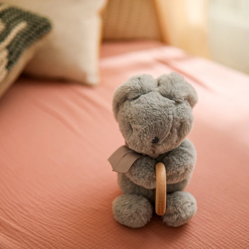 Discover our Bubebaby Babylove CE-certified rabbit plush toy with a soft cotton exterior and PP cotton filling. Suitable from birth, this adorable stuffed rabbit features a wooden ring, making it a perfect cuddly companion for little ones