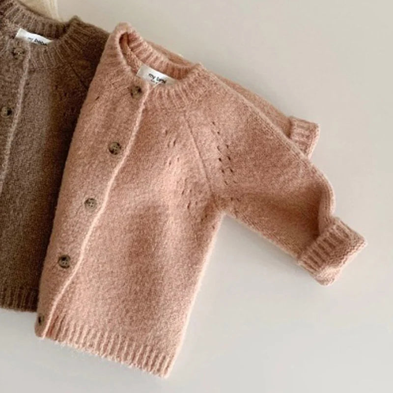 BabyLove Knitted cardigan for baby girls in a blend of cotton and wool. Features O-neck, button closure, and full-length sleeves. Available in sizes 0-4 years. Solid pattern, suitable for spring, autumn, and winter. Soft, warm woolen fabric