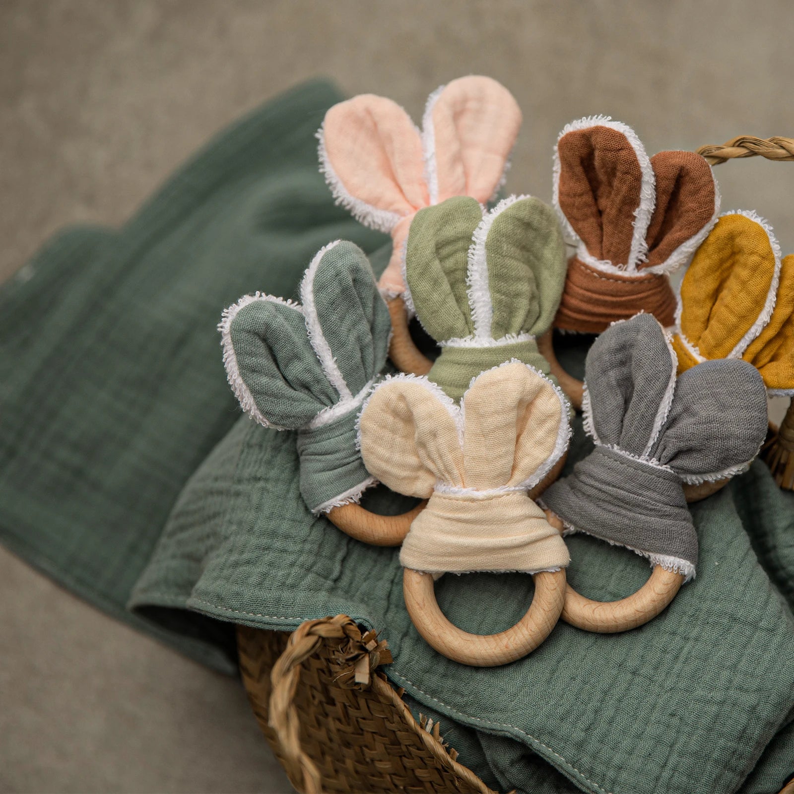 Discover our unisex wooden baby rattle teether, designed in a cute mouse shape with food-grade, non-toxic wooden material. Perfect for ages 0-24 months, this rattle helps relieve teething pain safely. Easy to clean with a damp towel