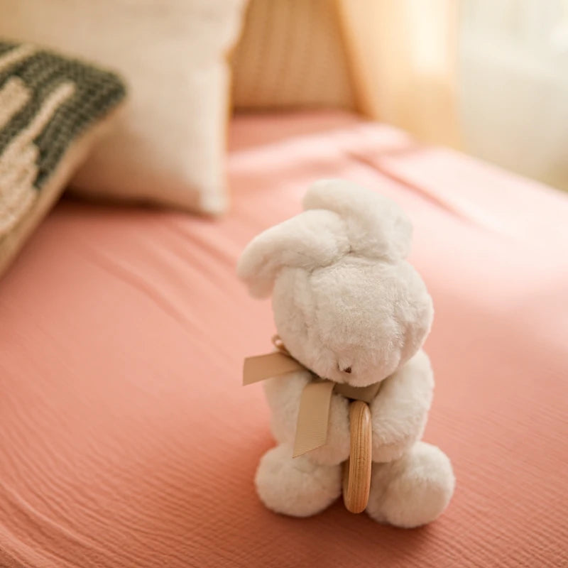 Discover our Bubebaby Babylove CE-certified rabbit plush toy with a soft cotton exterior and PP cotton filling. Suitable from birth, this adorable stuffed rabbit features a wooden ring, making it a perfect cuddly companion for little ones