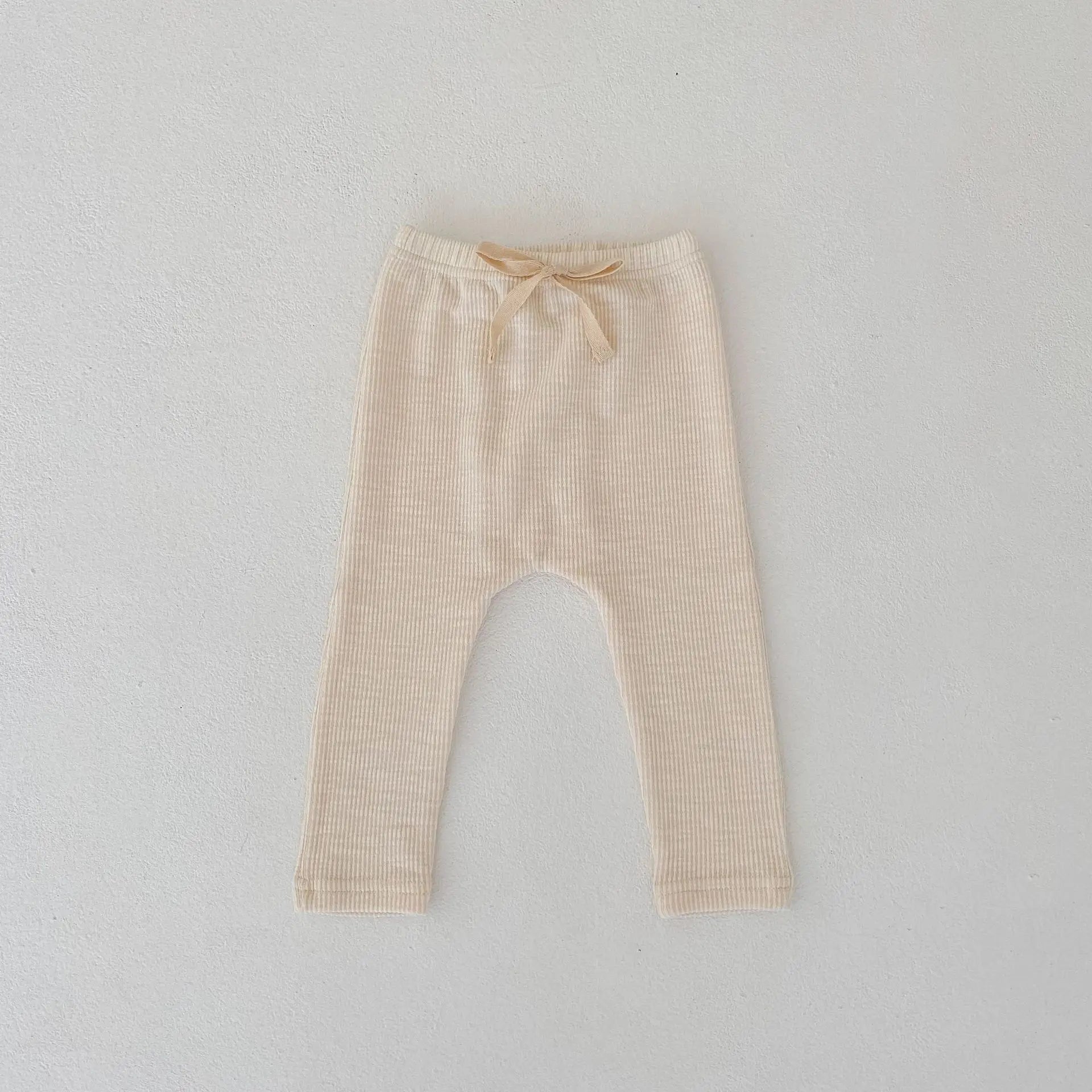 Shop our baby unisex leggings, perfect for spring and autumn. Made from a soft cotton-spandex blend in broadcloth fabric, these leggings feature a solid pattern and regular fit. They come with an elastic waist for easy closure and fit true to size. Available for ages 0-3 years, with detailed size options to ensure the perfect fit for your little one. Package includes one pair of leggings