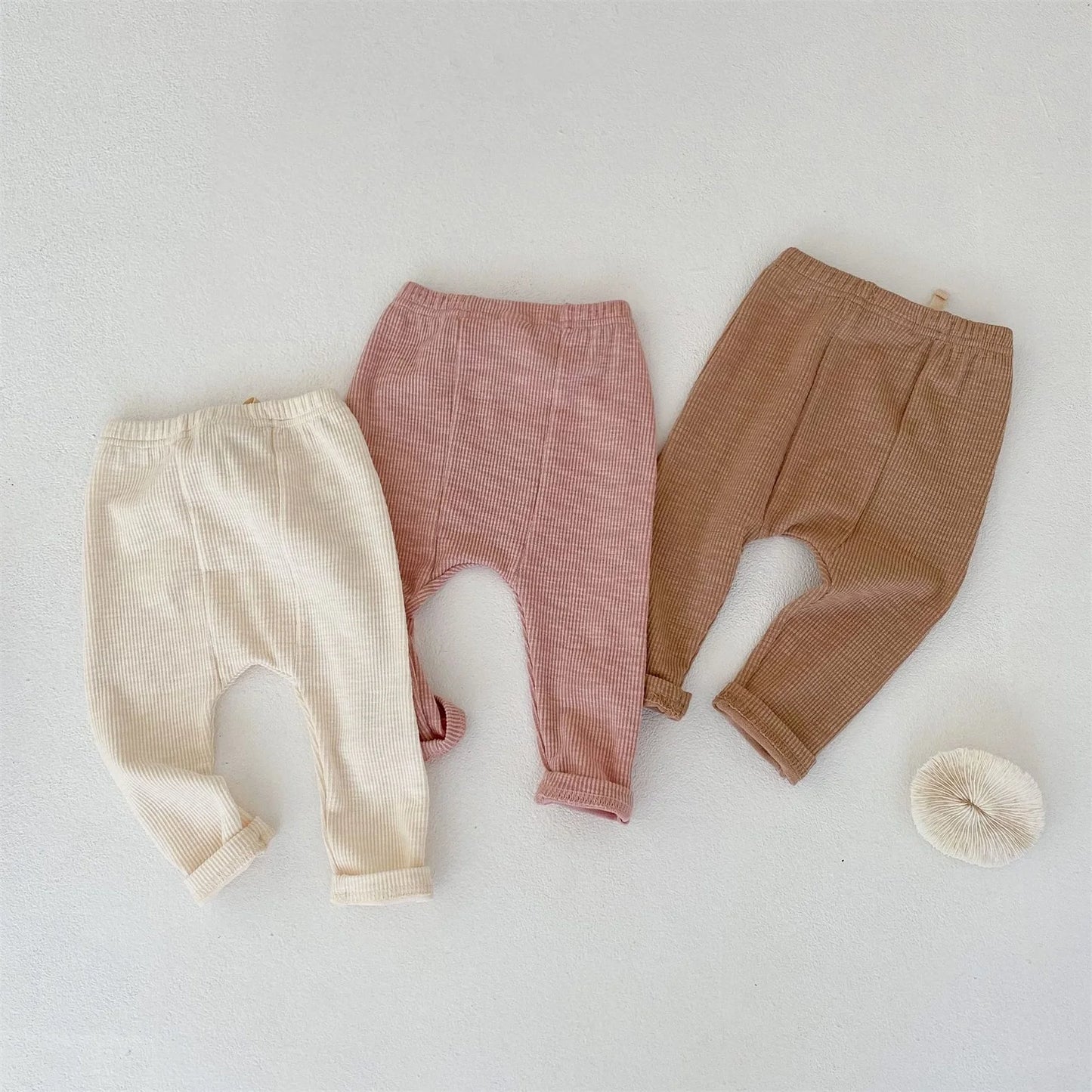 Shop our baby unisex leggings, perfect for spring and autumn. Made from a soft cotton-spandex blend in broadcloth fabric, these leggings feature a solid pattern and regular fit. They come with an elastic waist for easy closure and fit true to size. Available for ages 0-3 years, with detailed size options to ensure the perfect fit for your little one. Package includes one pair of leggings