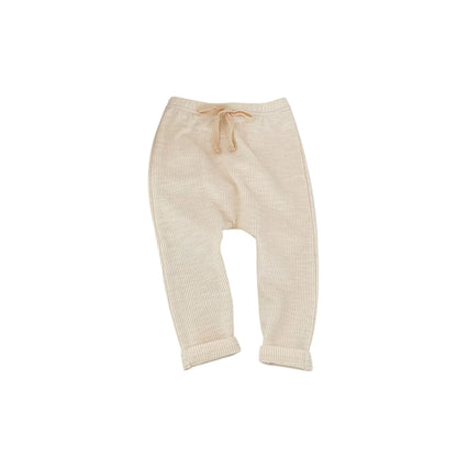 Shop our baby unisex leggings, perfect for spring and autumn. Made from a soft cotton-spandex blend in broadcloth fabric, these leggings feature a solid pattern and regular fit. They come with an elastic waist for easy closure and fit true to size. Available for ages 0-3 years, with detailed size options to ensure the perfect fit for your little one. Package includes one pair of leggings