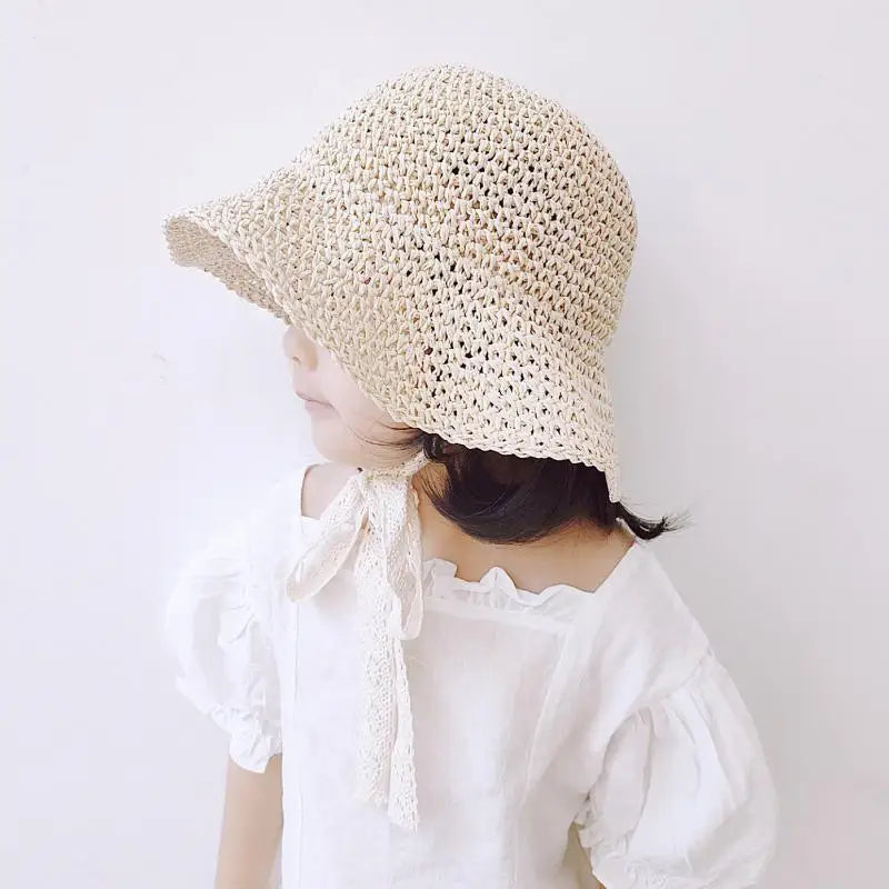 Keep your little one cool and stylish with the Bubebaby Babylove Straw Children's Hat. Perfect for summer vacations, this adjustable hat fits babies aged 0-6 years and comes in two sizes. Made from high-quality straw, it's designed for comfort and sun protection. Ideal for baby girls