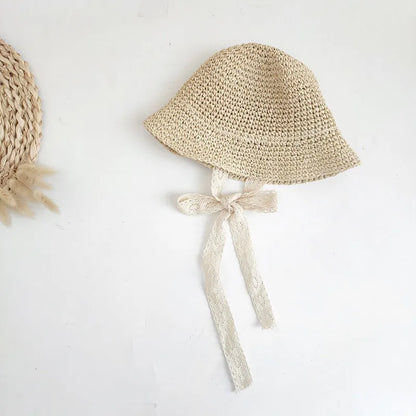 Keep your little one cool and stylish with the Bubebaby Babylove Straw Children's Hat. Perfect for summer vacations, this adjustable hat fits babies aged 0-6 years and comes in two sizes. Made from high-quality straw, it's designed for comfort and sun protection. Ideal for baby girls