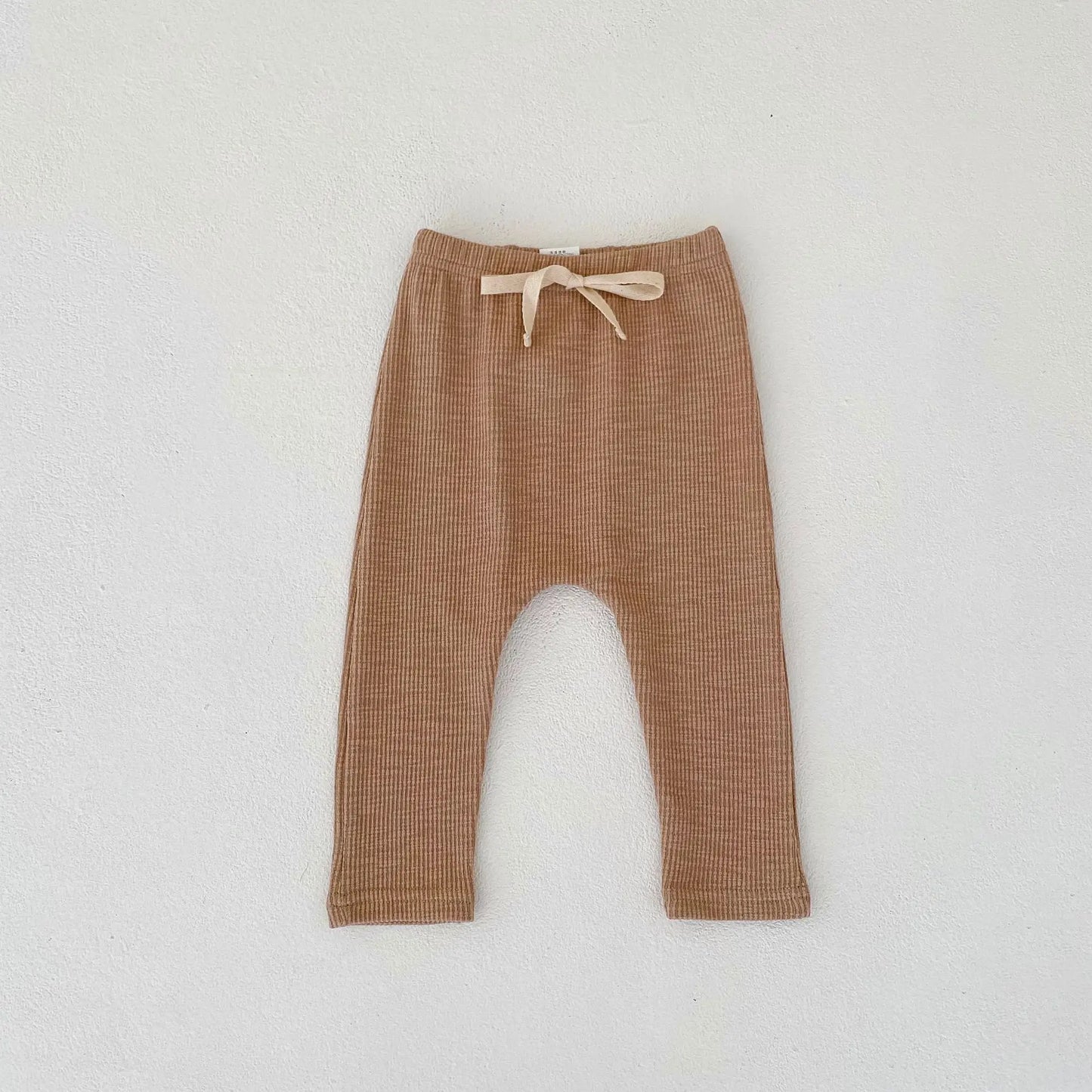 Shop our baby unisex leggings, perfect for spring and autumn. Made from a soft cotton-spandex blend in broadcloth fabric, these leggings feature a solid pattern and regular fit. They come with an elastic waist for easy closure and fit true to size. Available for ages 0-3 years, with detailed size options to ensure the perfect fit for your little one. Package includes one pair of leggings