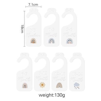 Keep your nursery tidy with our Babylove transparent acrylic wardrobe dividers!  Weighing 130g and packaged in a cotton bag, these minimalist, unisex dividers are perfect for organizing baby clothes from 0-24 months. Ideal for creating a neat wardrobe and a charming keepsake