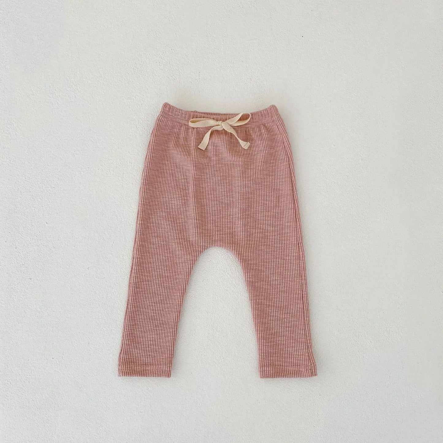 Shop our baby unisex leggings, perfect for spring and autumn. Made from a soft cotton-spandex blend in broadcloth fabric, these leggings feature a solid pattern and regular fit. They come with an elastic waist for easy closure and fit true to size. Available for ages 0-3 years, with detailed size options to ensure the perfect fit for your little one. Package includes one pair of leggings