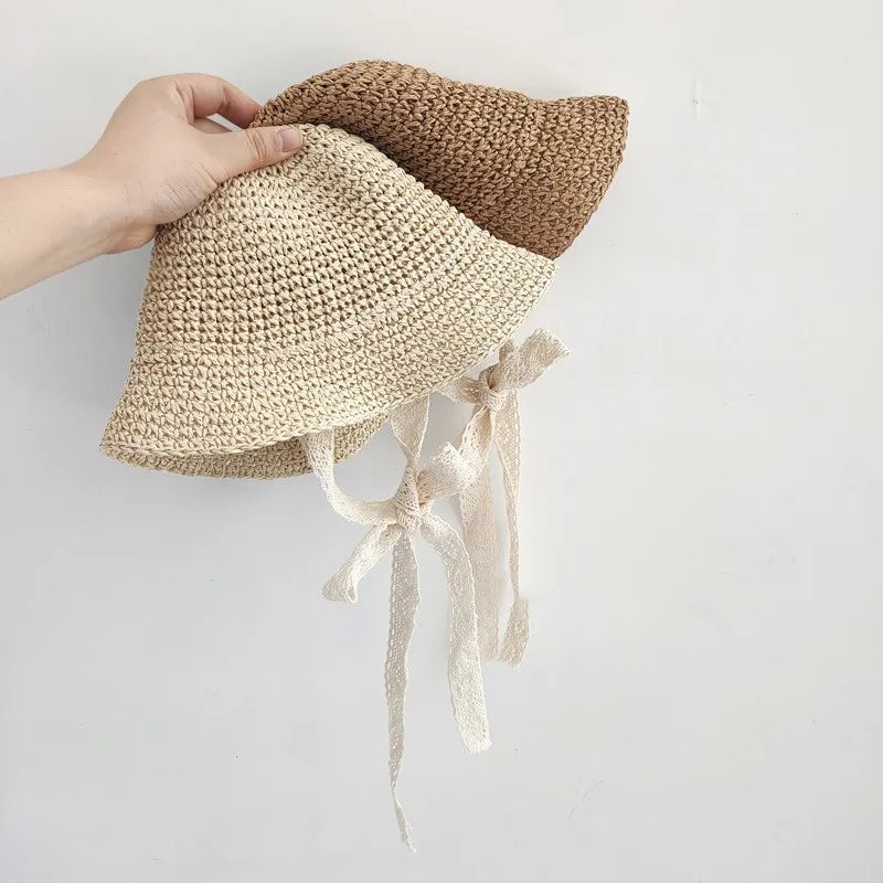 Keep your little one cool and stylish with the Bubebaby Babylove Straw Children's Hat. Perfect for summer vacations, this adjustable hat fits babies aged 0-6 years and comes in two sizes. Made from high-quality straw, it's designed for comfort and sun protection. Ideal for baby girls